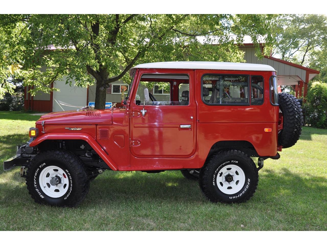 Toyota-Land-cruiser-fj-1979-Red-with-white-top-Gray-3