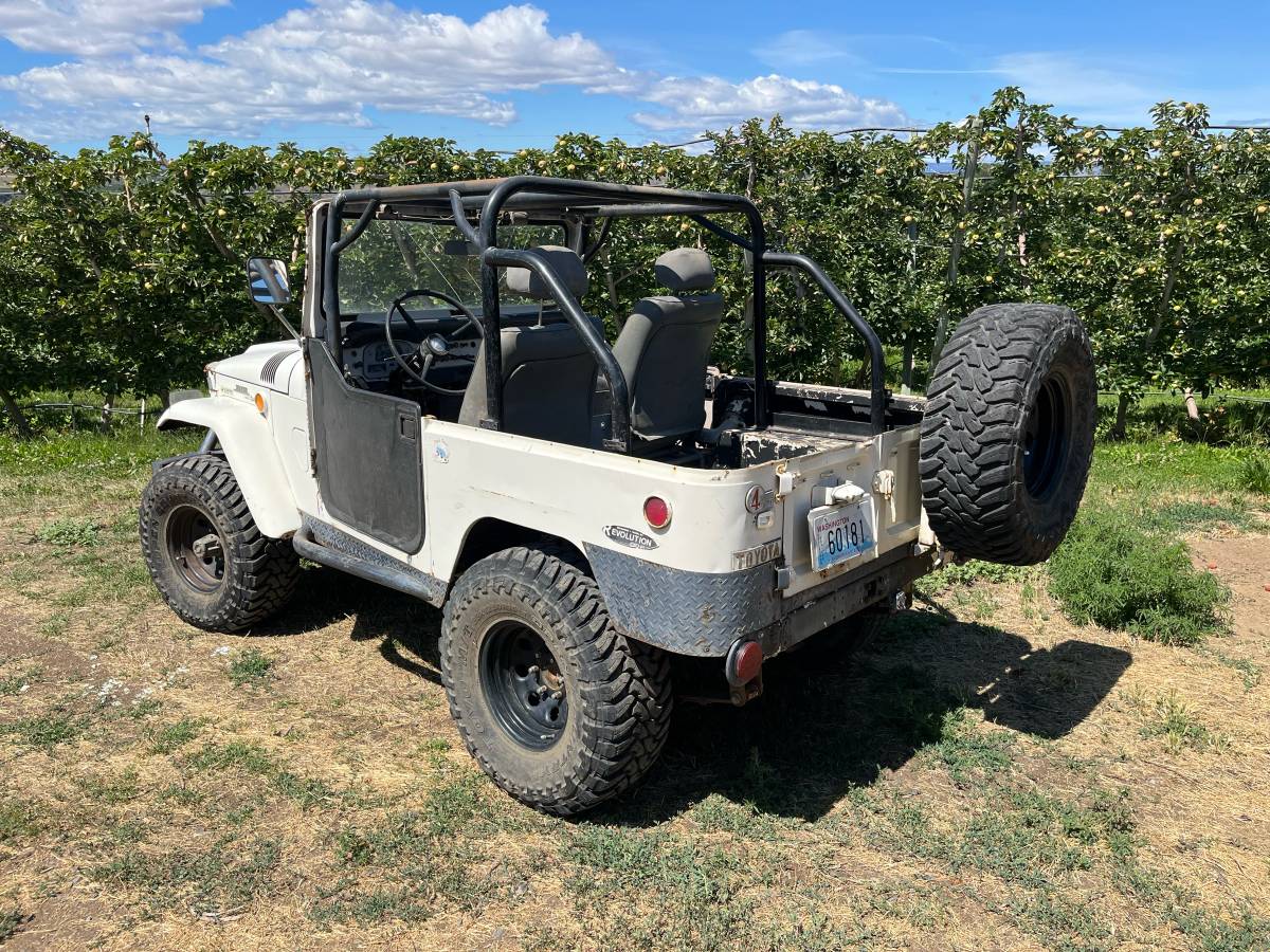 Toyota-Land-cruiser-fj40-1969-white-4