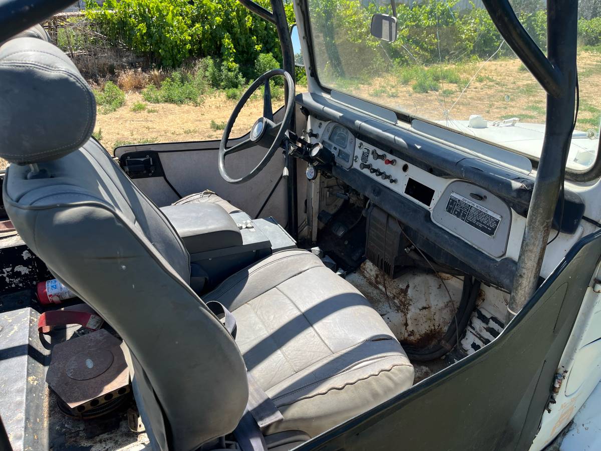 Toyota-Land-cruiser-fj40-1969-white-6
