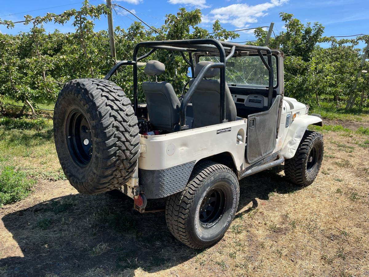 Toyota-Land-cruiser-fj40-1969-white-7