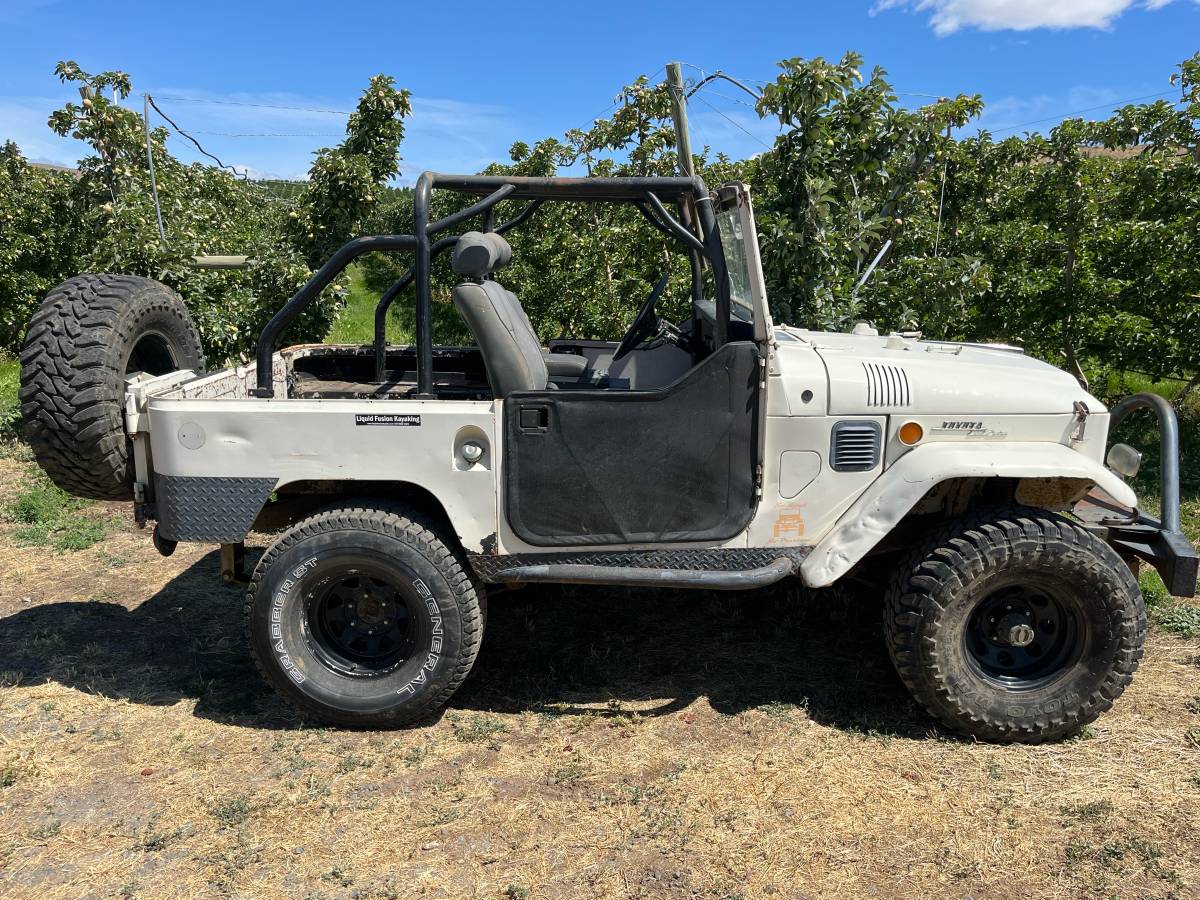 Toyota-Land-cruiser-fj40-1969-white-8
