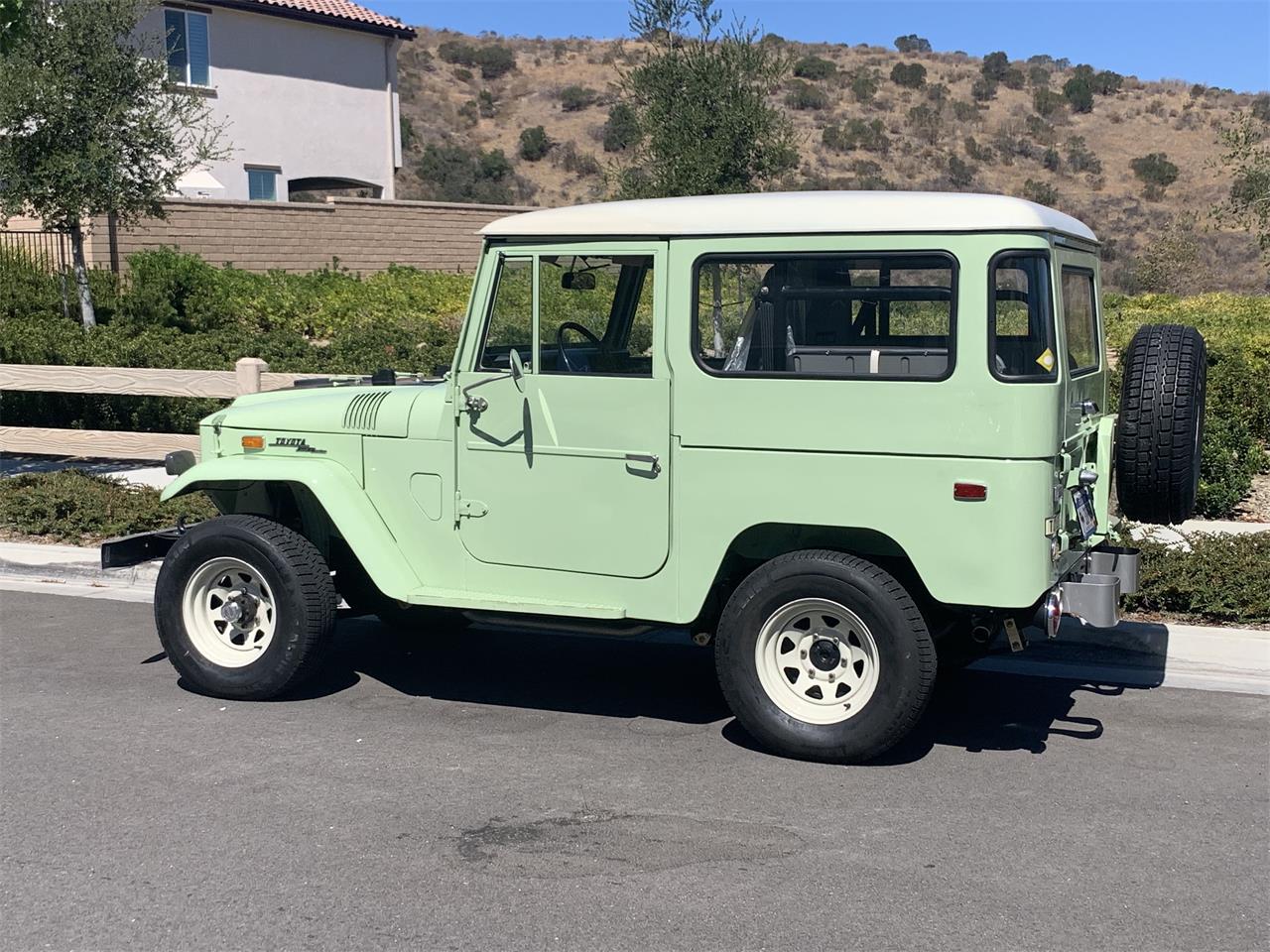 Toyota-Land-cruiser-fj40-1970-Green-Black-4