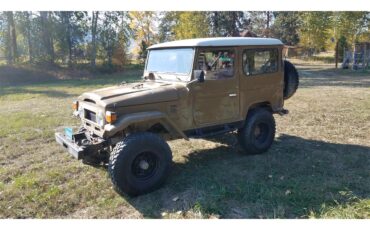 Toyota-Land-cruiser-fj40-1976-Tan-Burgundy