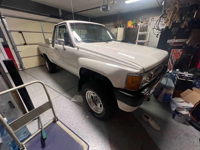 Toyota-Other-1987-White-2