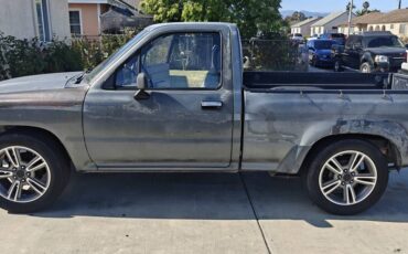Toyota-Pick-up-1991-silver-1