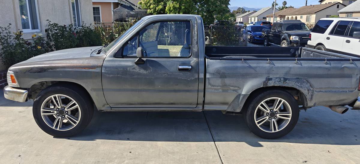 Toyota-Pick-up-1991-silver-1