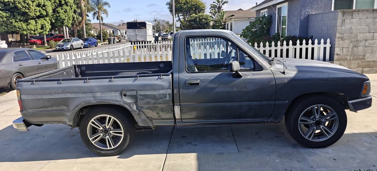 Toyota-Pick-up-1991-silver-2
