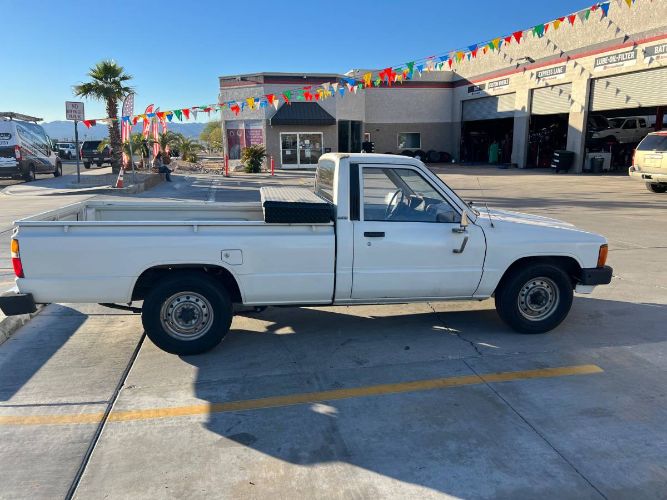 Toyota-Pickup-1984-1