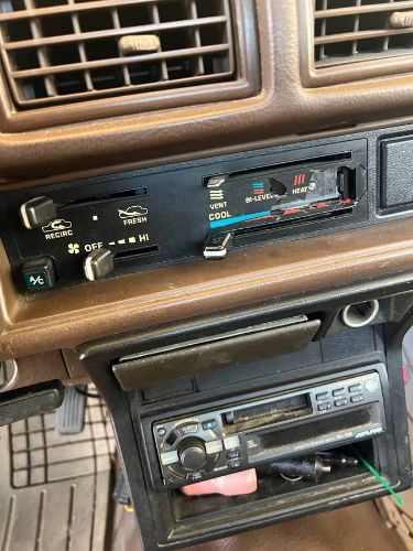 Toyota-Pickup-1984-3