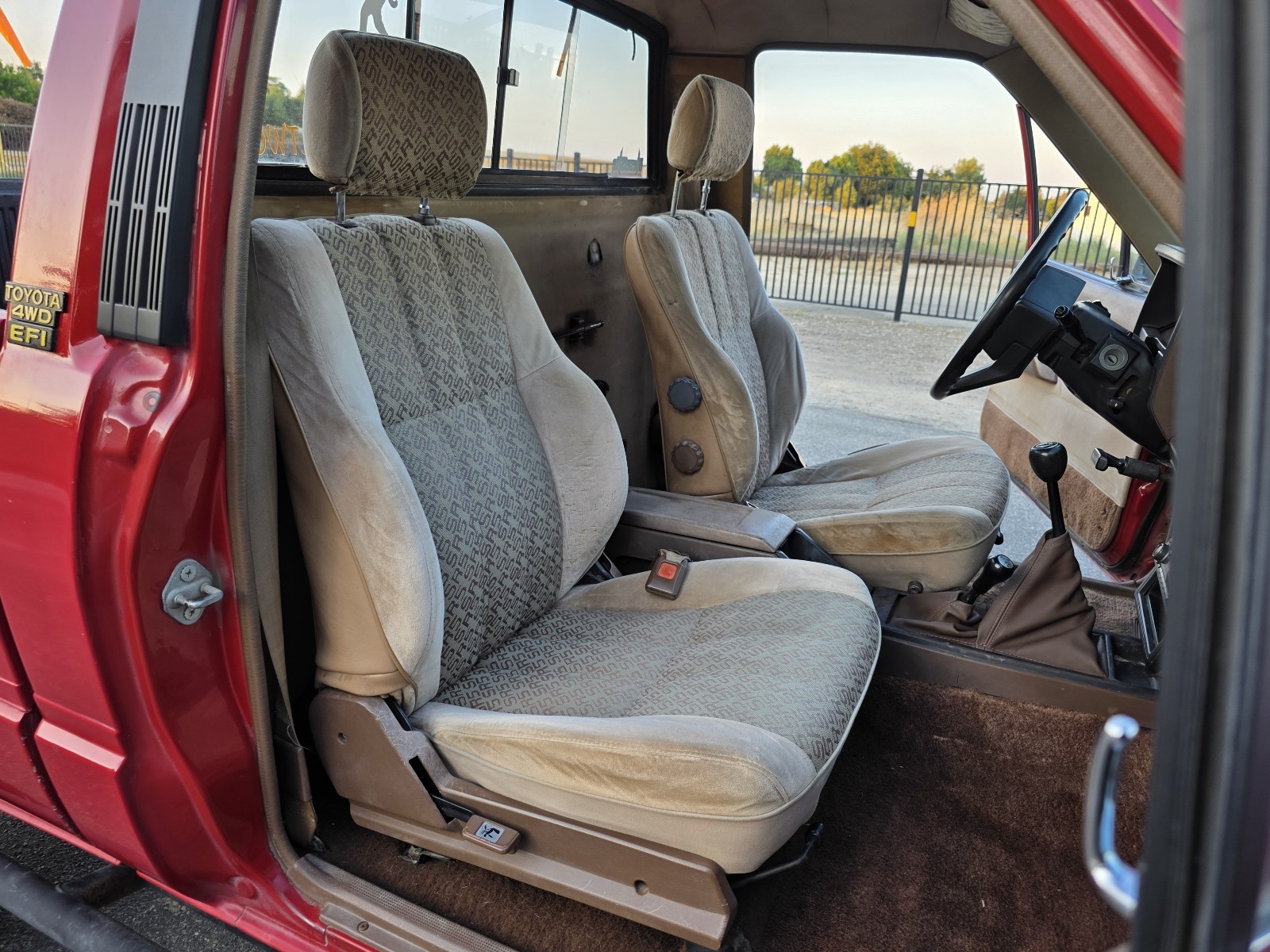 Toyota-Pickup-1985-12