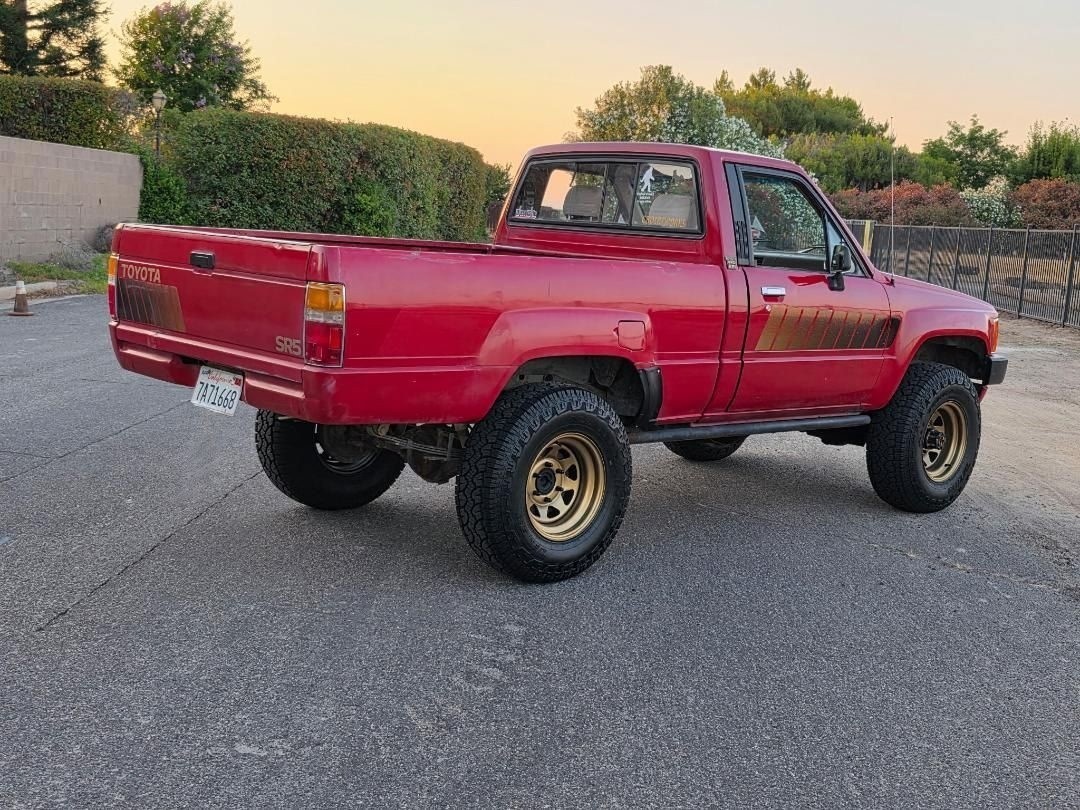 Toyota-Pickup-1985-3