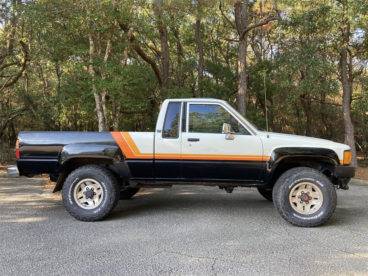 Toyota-Pickup-1987-Black-amp-White-Grey-1