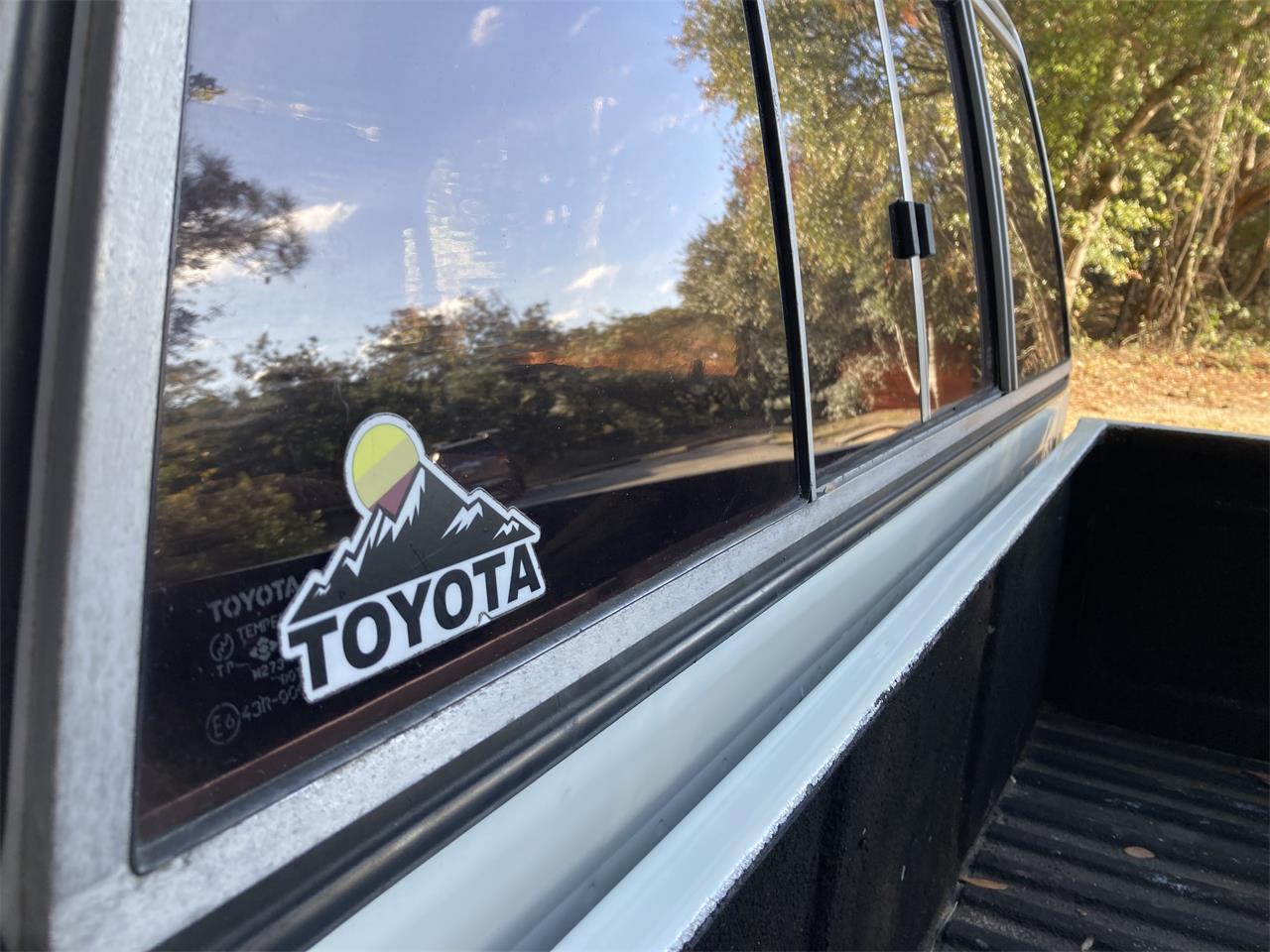 Toyota-Pickup-1987-Black-amp-White-Grey-10