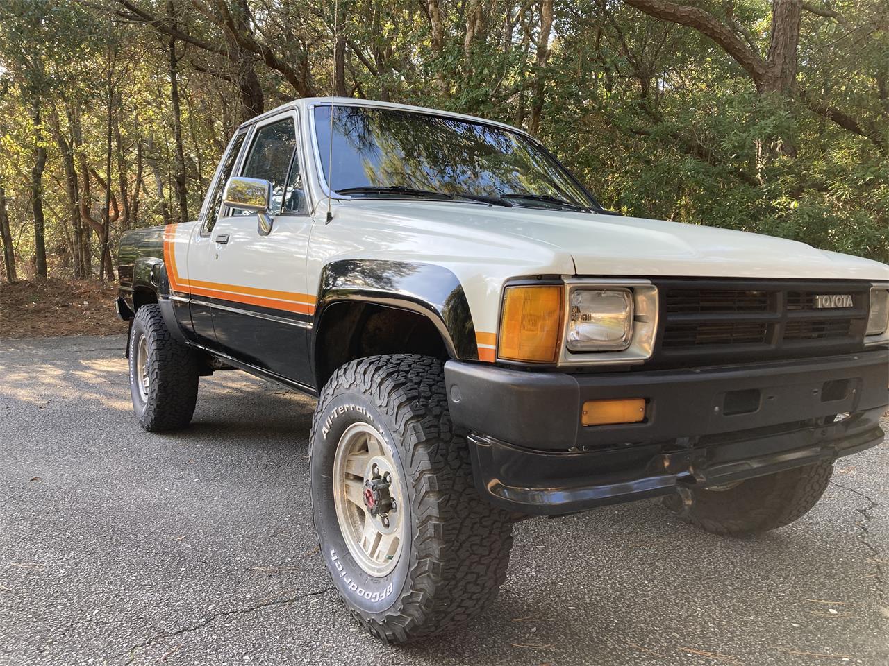 Toyota-Pickup-1987-Black-amp-White-Grey-2