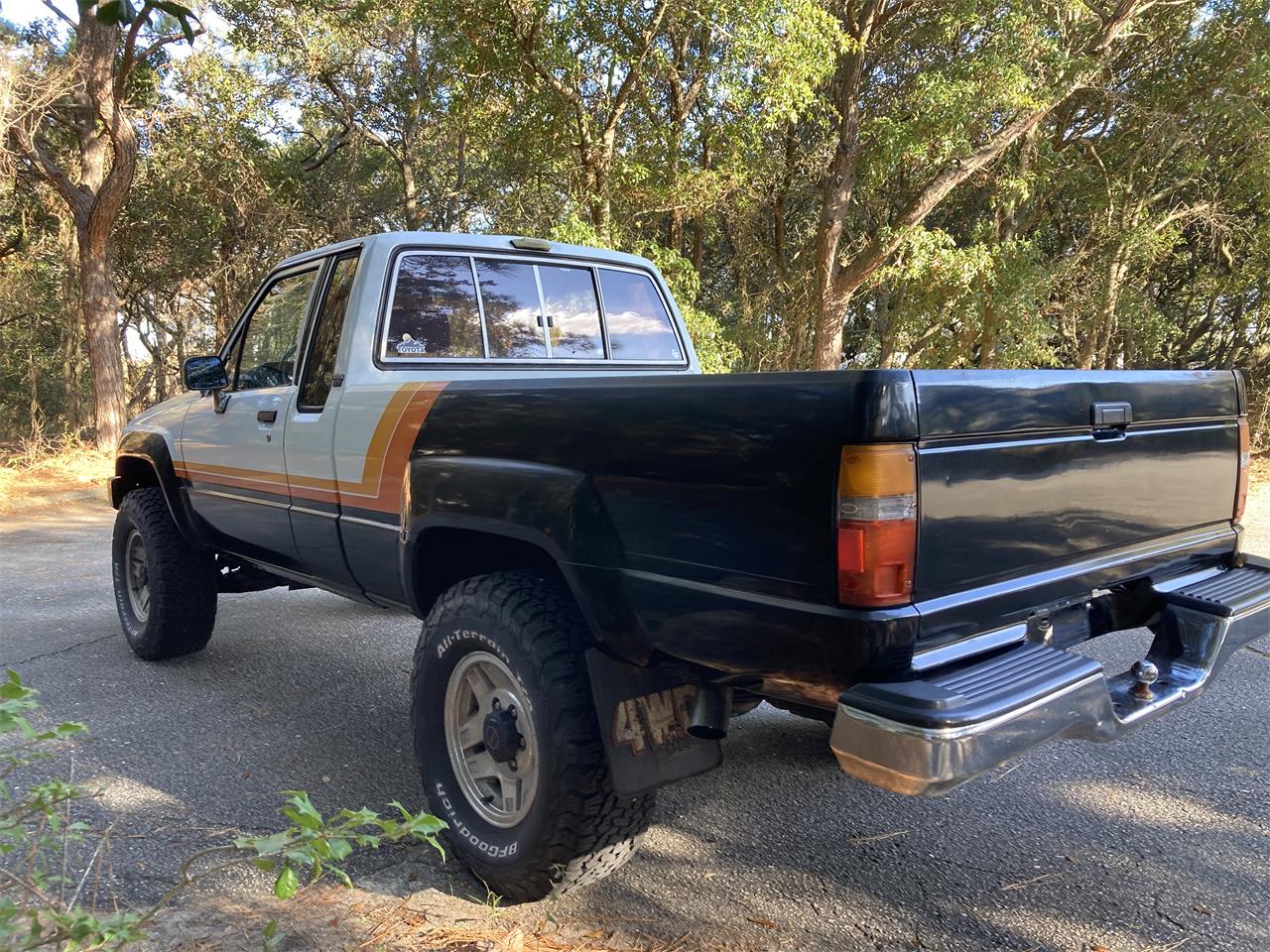 Toyota-Pickup-1987-Black-amp-White-Grey-35