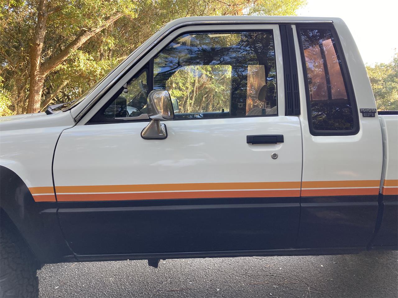 Toyota-Pickup-1987-Black-amp-White-Grey-36