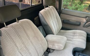 Toyota-Pickup-1987-Black-amp-White-Grey-40