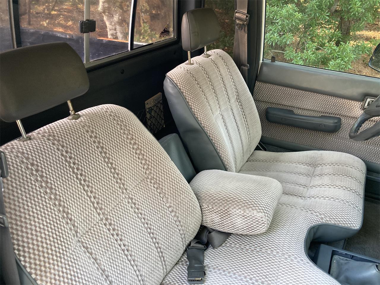 Toyota-Pickup-1987-Black-amp-White-Grey-40