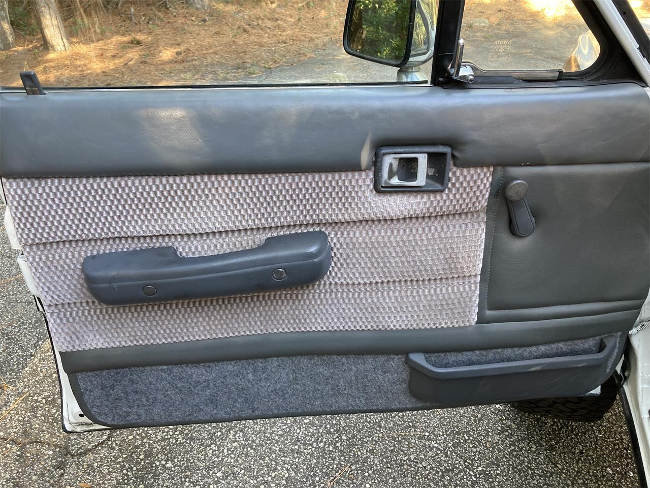 Toyota-Pickup-1987-Black-amp-White-Grey-43