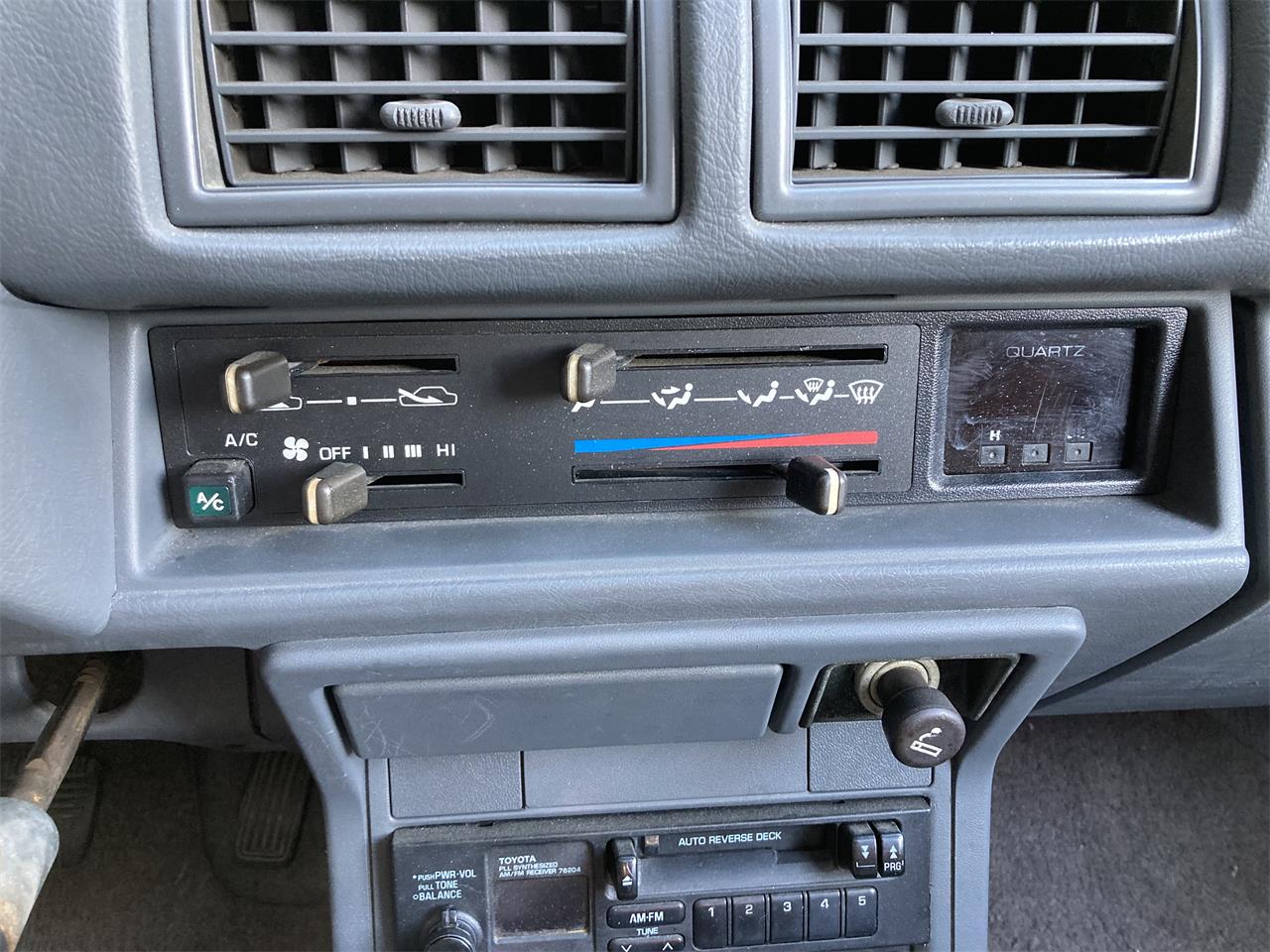 Toyota-Pickup-1987-Black-amp-White-Grey-50