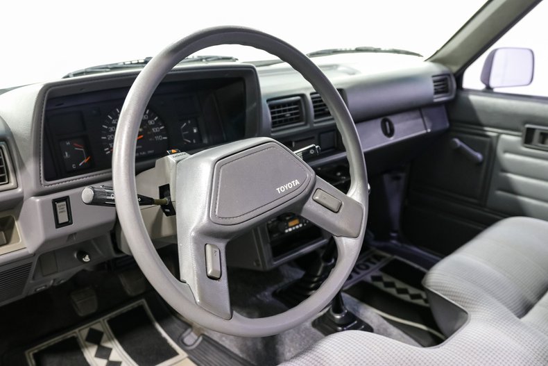 Toyota-Pickup-1987-White-Gray-1