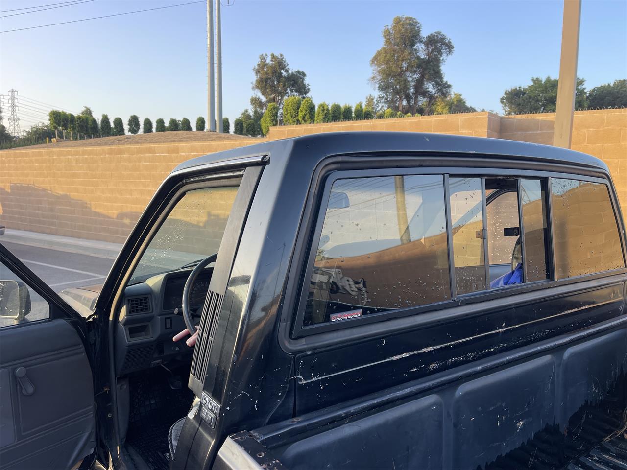 Toyota-Pickup-1988-Black-gray-2