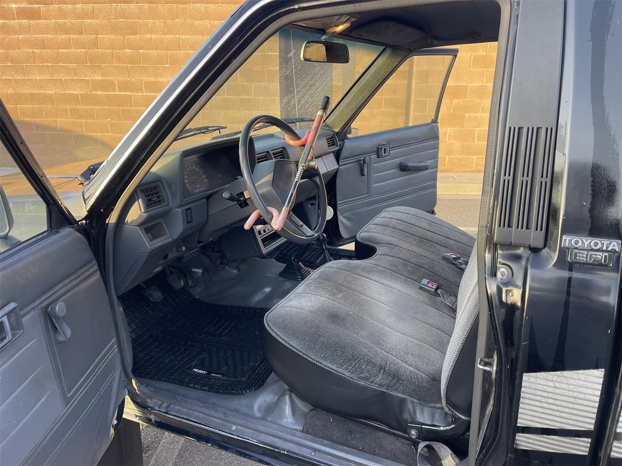 Toyota-Pickup-1988-Black-gray-3