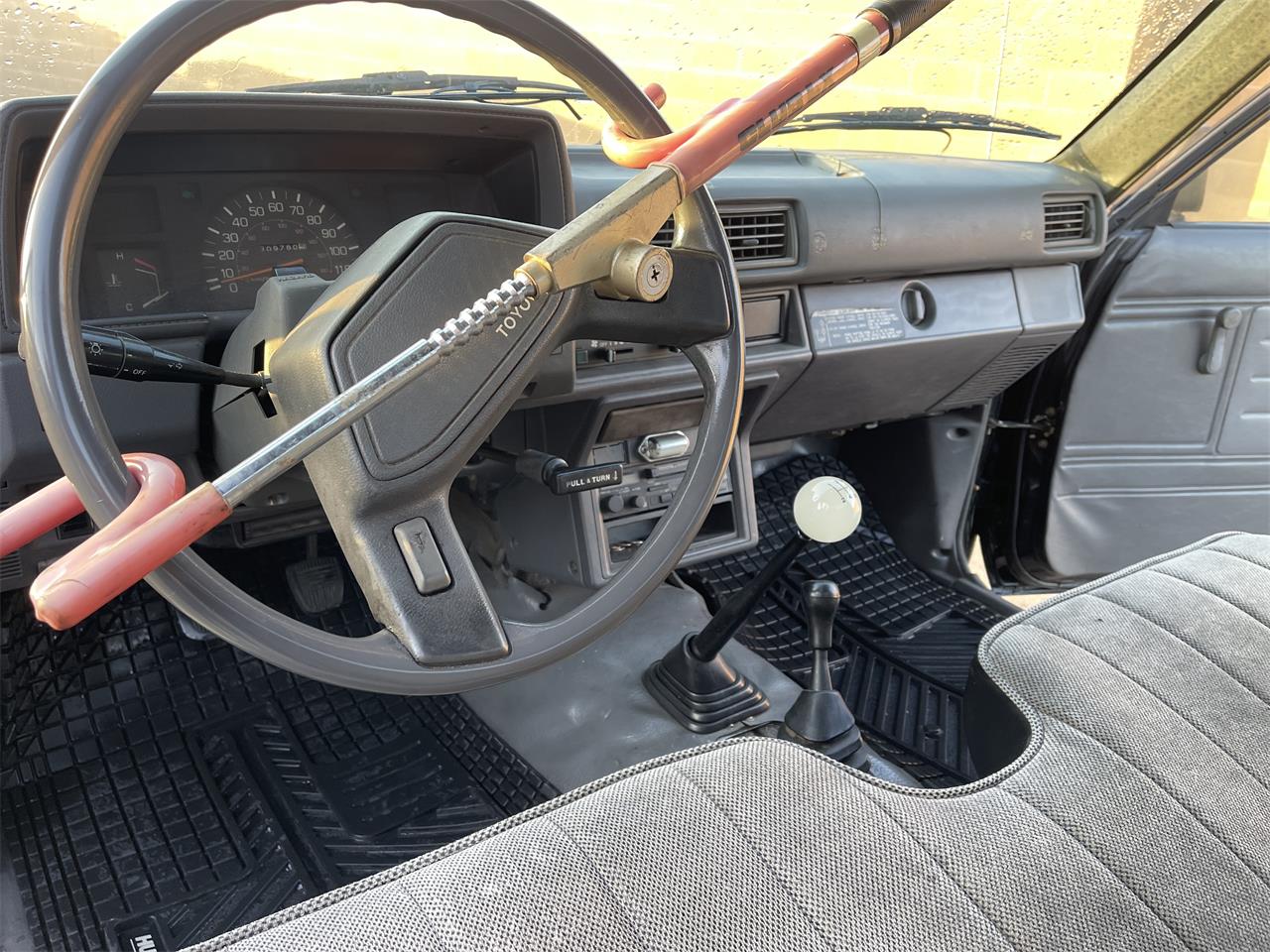 Toyota-Pickup-1988-Black-gray-5