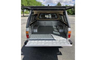 Toyota-Pickup-1988-Light-Gray-Gray-10
