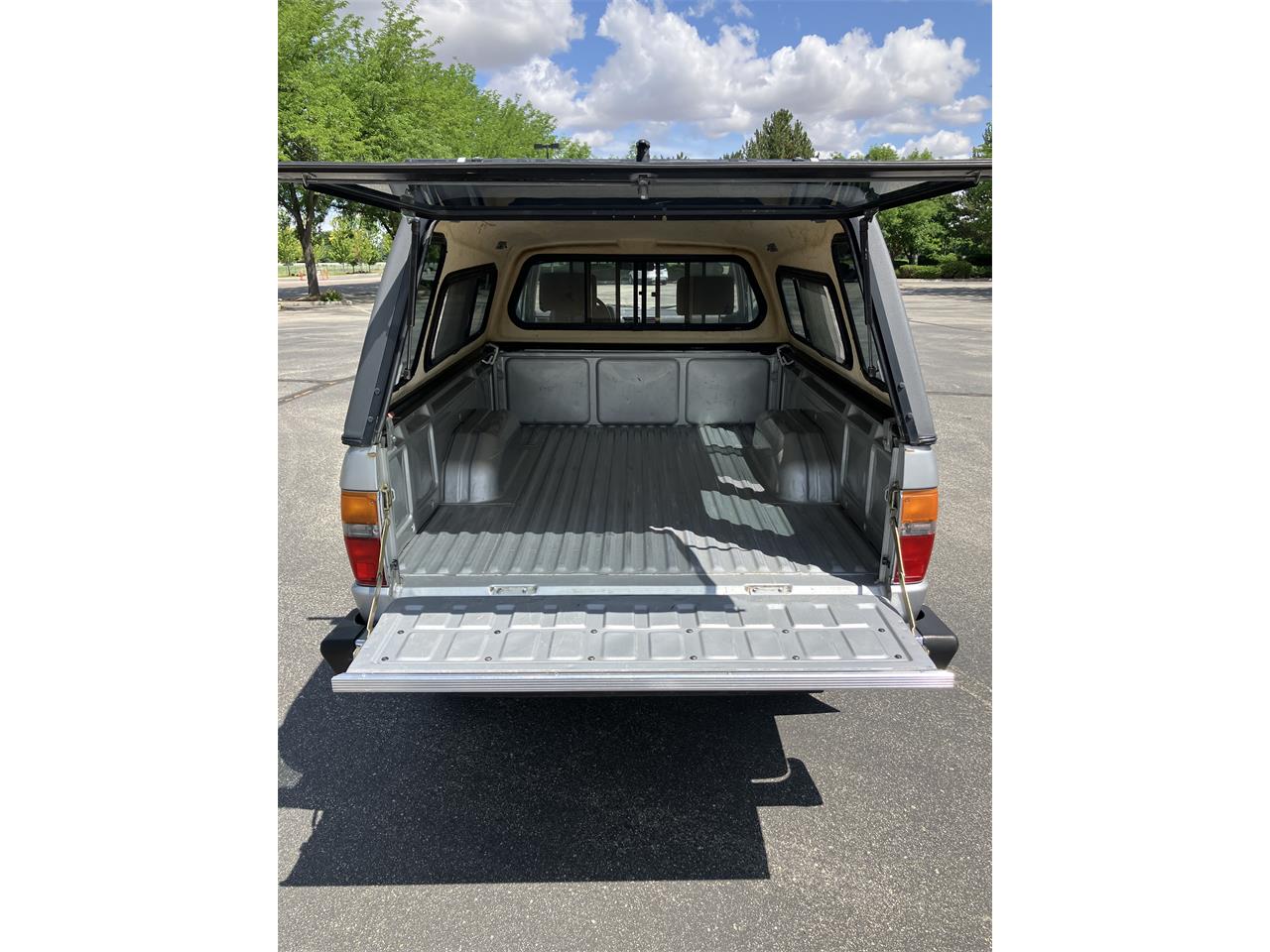 Toyota-Pickup-1988-Light-Gray-Gray-10
