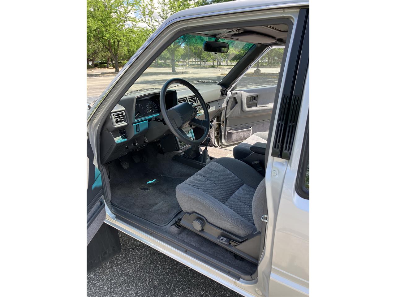 Toyota-Pickup-1988-Light-Gray-Gray-15