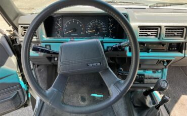 Toyota-Pickup-1988-Light-Gray-Gray-16