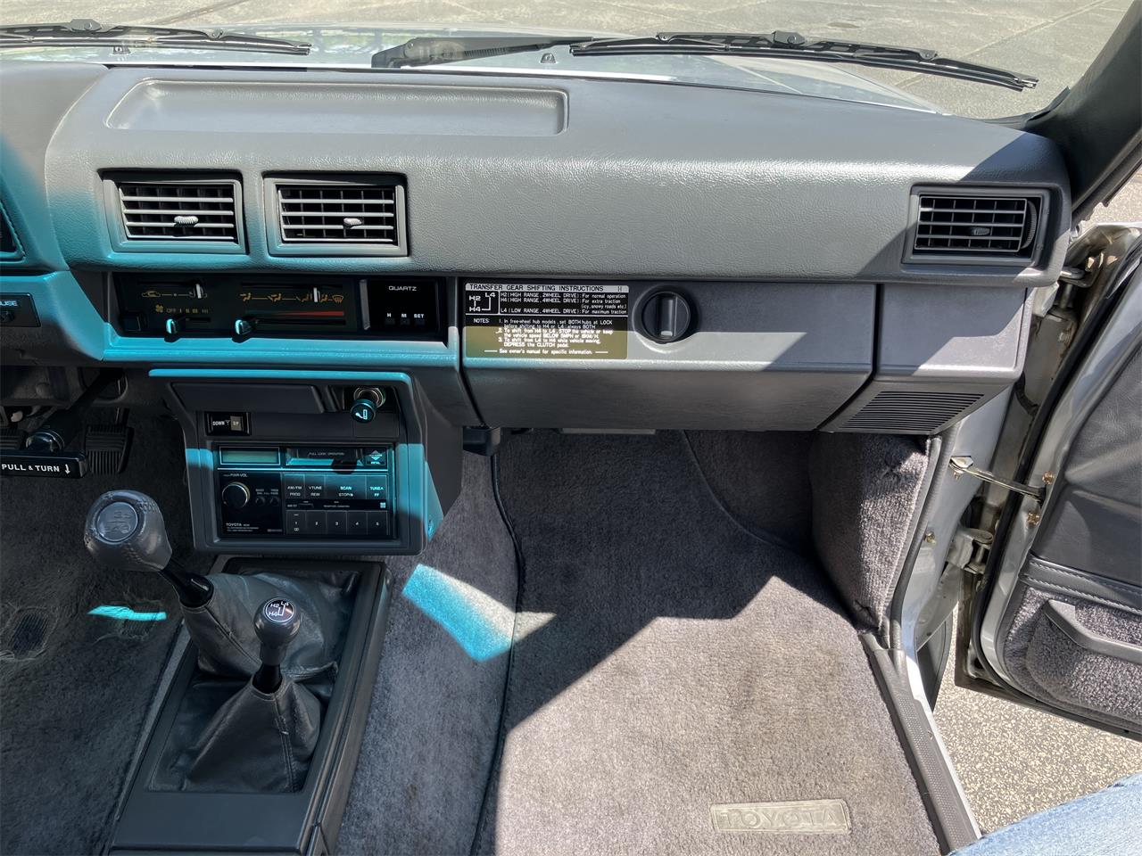 Toyota-Pickup-1988-Light-Gray-Gray-19