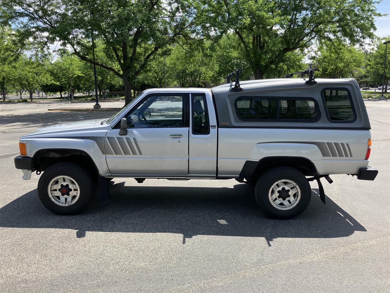 Toyota-Pickup-1988-Light-Gray-Gray-9