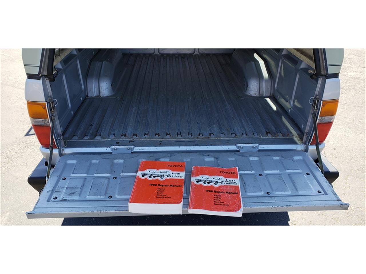Toyota-Pickup-1988-Silver-Gray-77