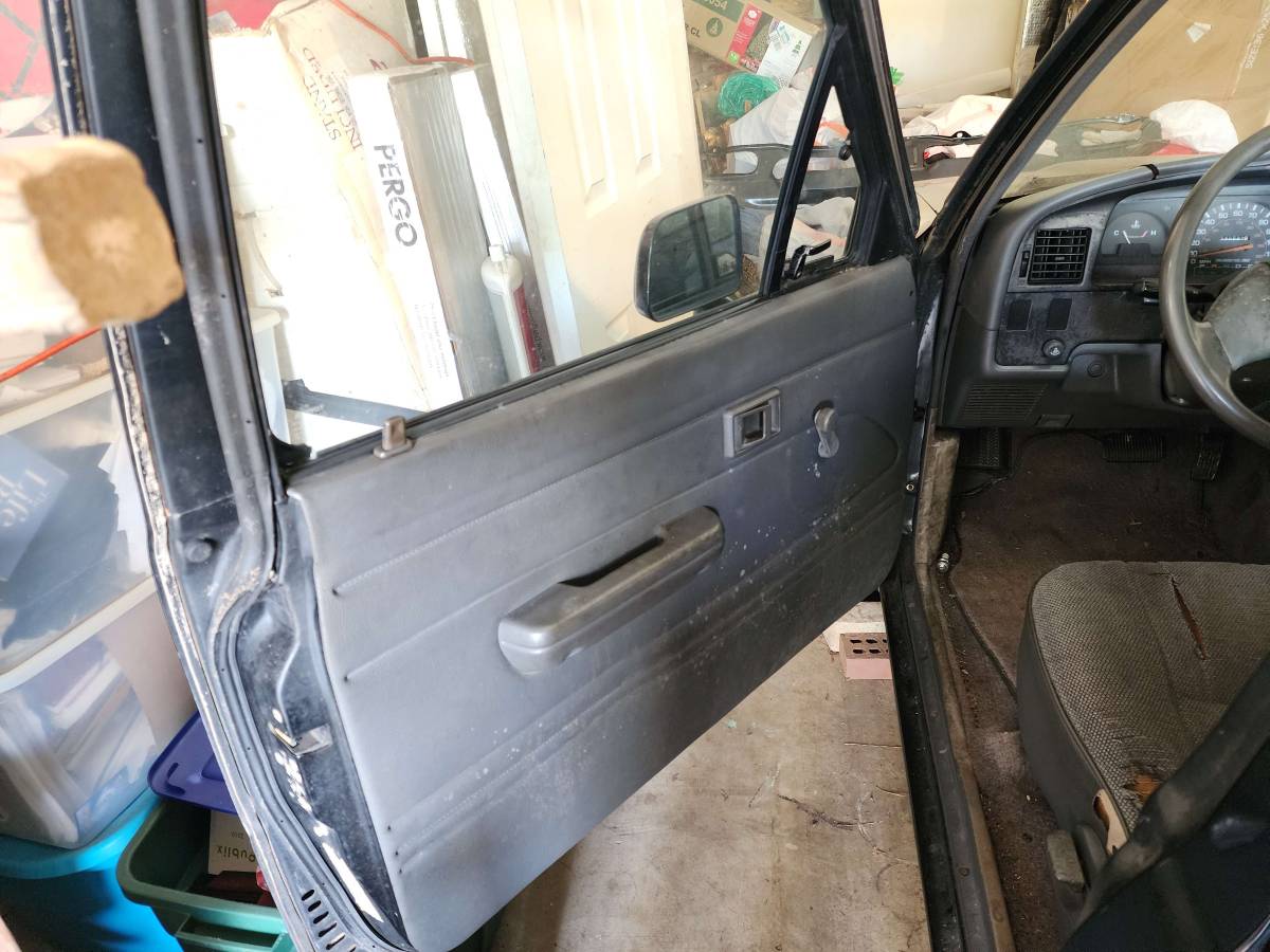 Toyota-Pickup-1989-black-12