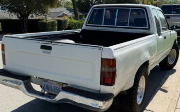 Toyota-Pickup-1993-white-1