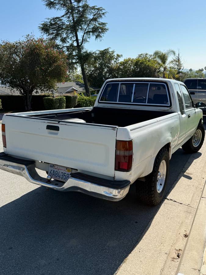 Toyota-Pickup-1993-white-1
