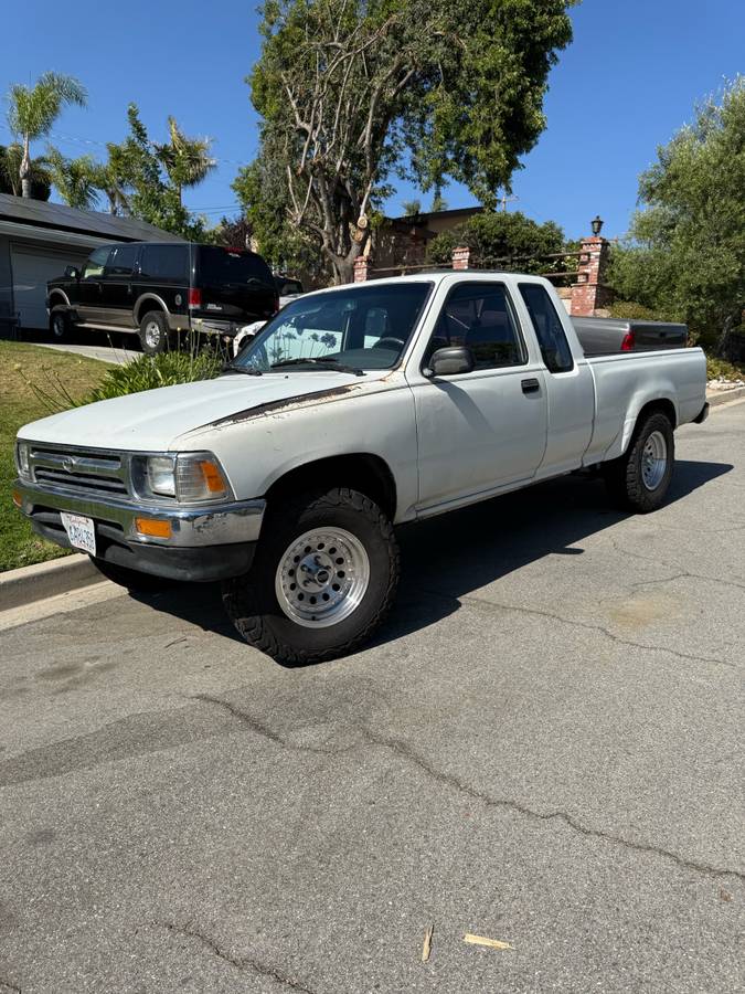 Toyota-Pickup-1993-white-2