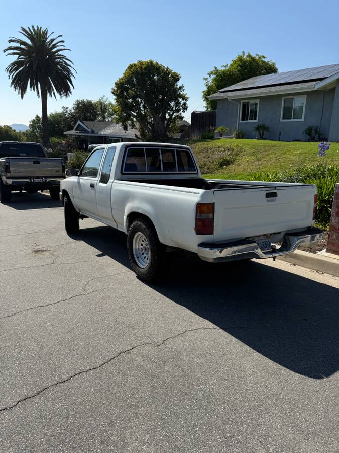 Toyota-Pickup-1993-white-3