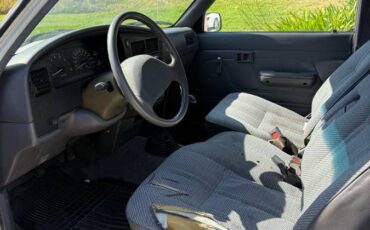 Toyota-Pickup-1993-white-5