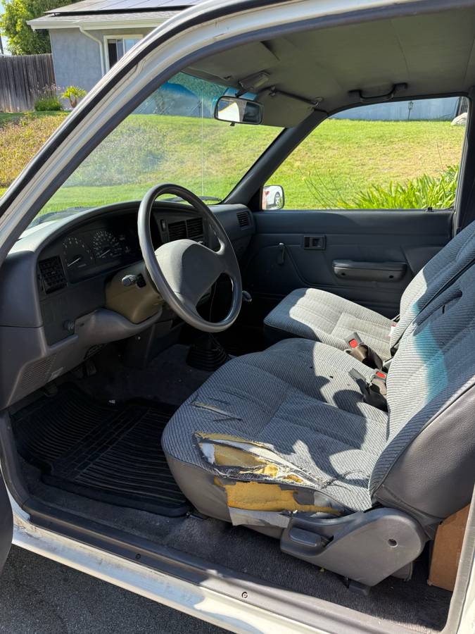 Toyota-Pickup-1993-white-5