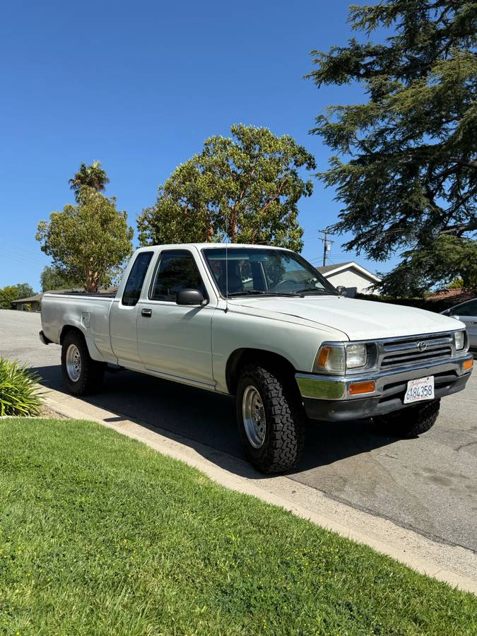 Toyota-Pickup-1993-white