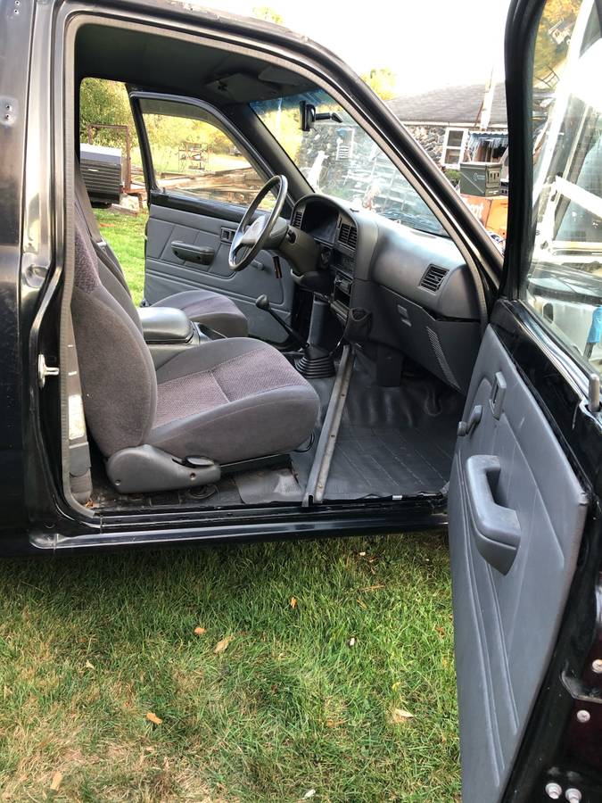 Toyota-Pickup-1995-black-7