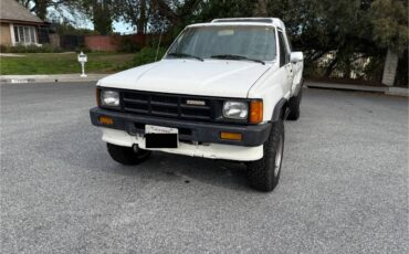 Toyota-Pickup-4x4-1986-white-1