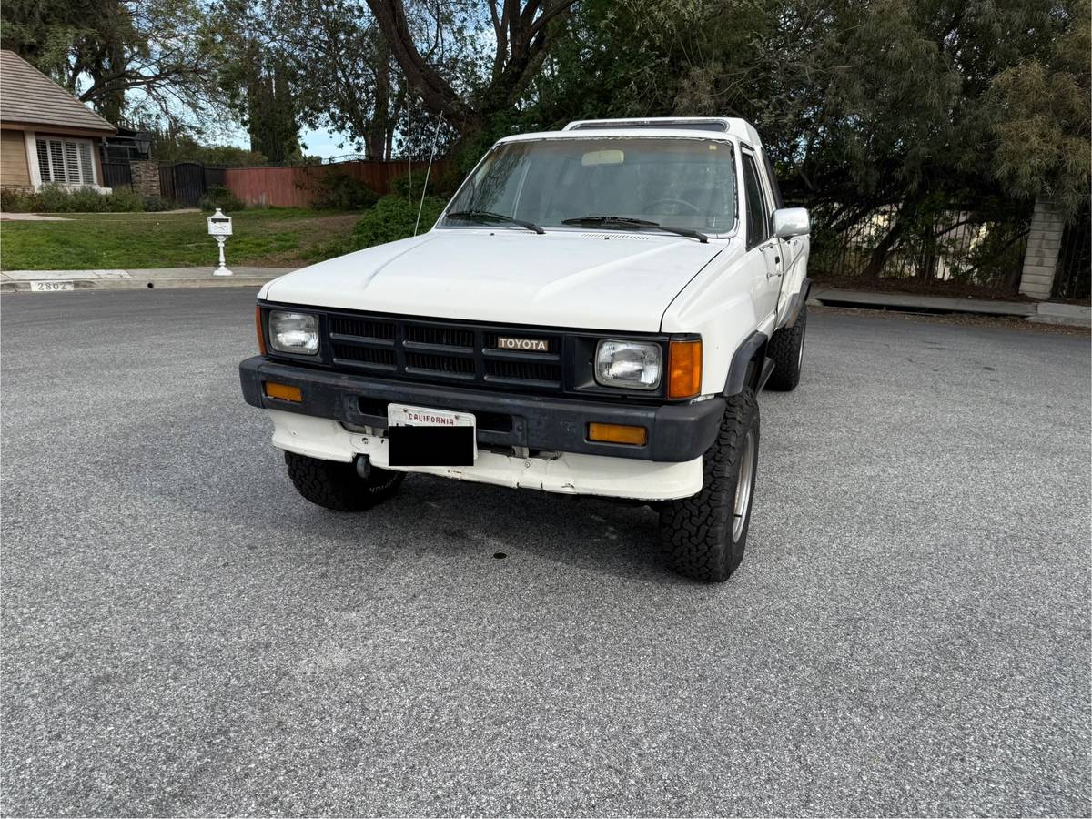 Toyota-Pickup-4x4-1986-white-1