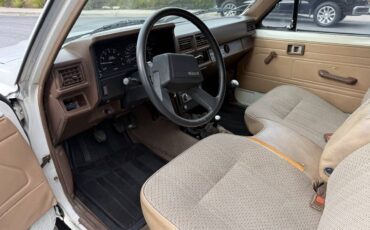 Toyota-Pickup-4x4-1986-white-12