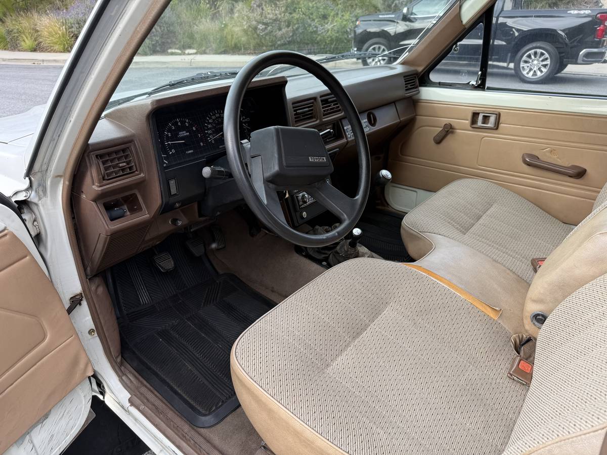 Toyota-Pickup-4x4-1986-white-12