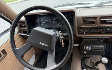 Toyota-Pickup-4x4-1986-white-13