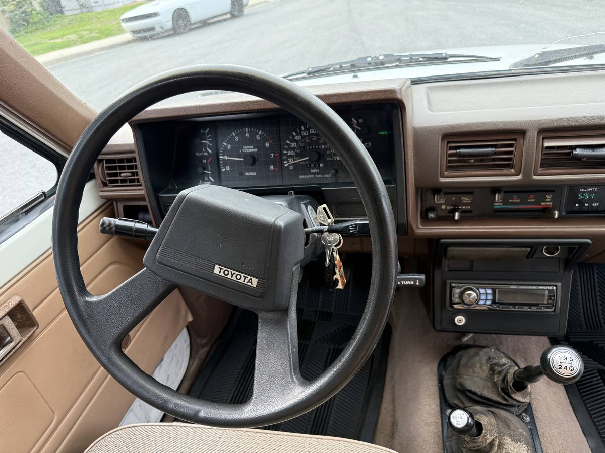 Toyota-Pickup-4x4-1986-white-13